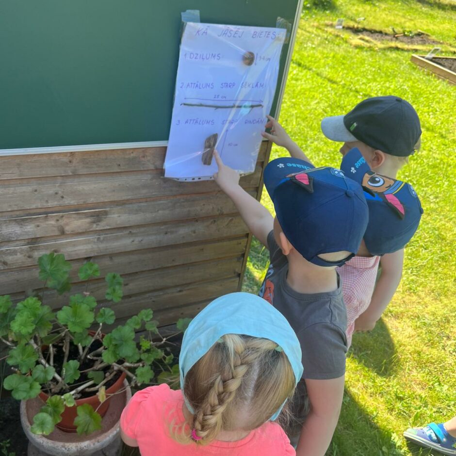 Bērni ieskatās instrukcijā, kā sēt bietes