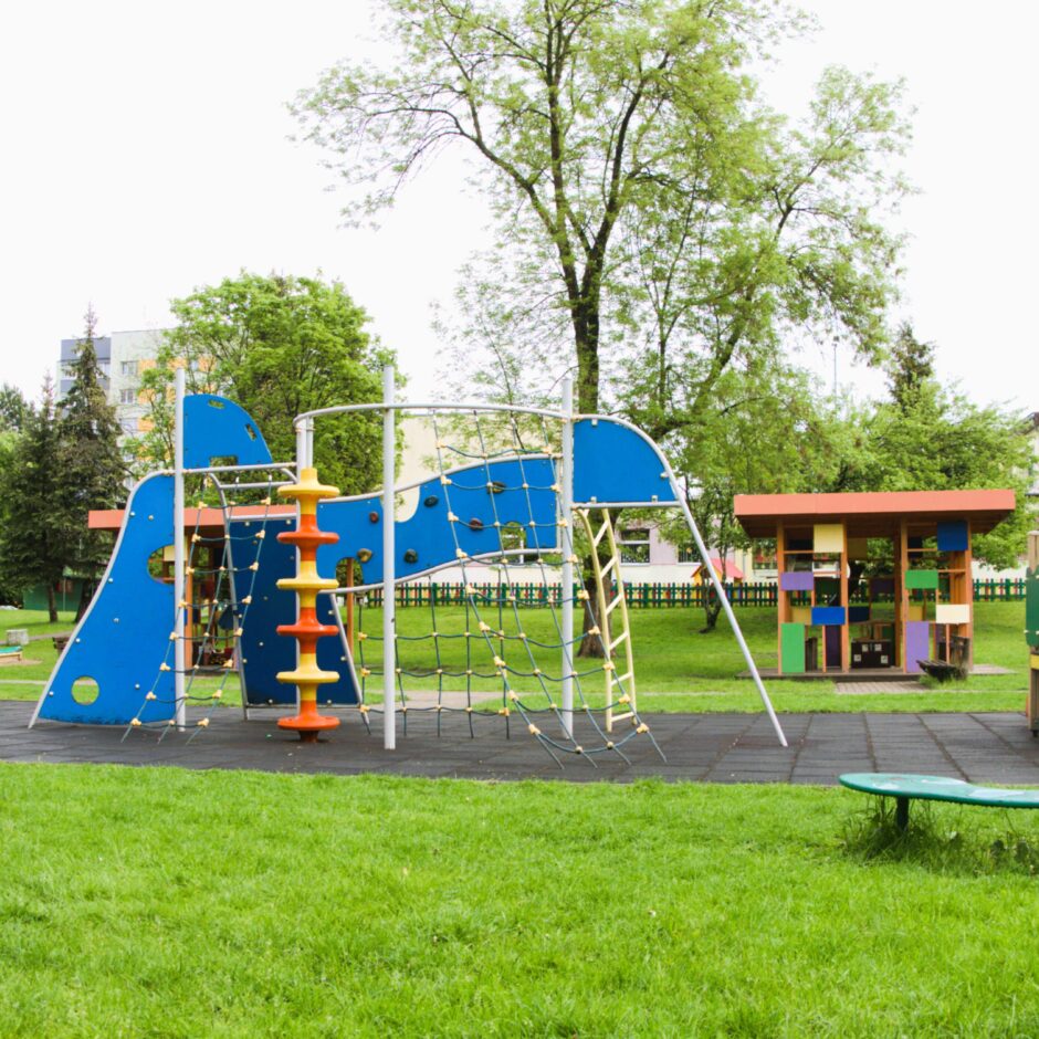 Pirmsskolas izglītības iestādes rotaļu laukums.